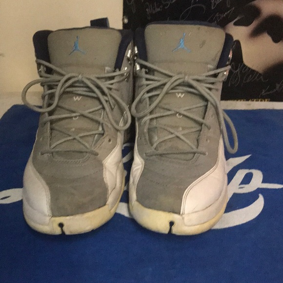 I’m selling these gray an white twelves used size 9!1/2 - Picture 2 of 4